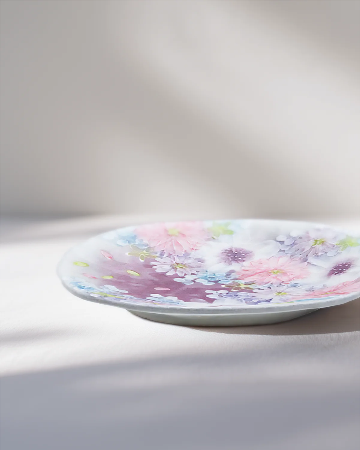 草花の意匠を描いた工房ゆずりはの器